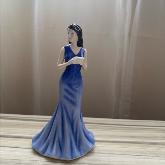 ROYAL DOULTON To Someone Special figurine - Picture 1 of 6